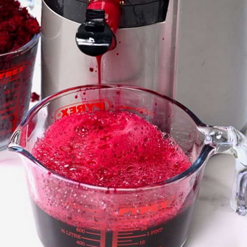 Making fresh beet juice