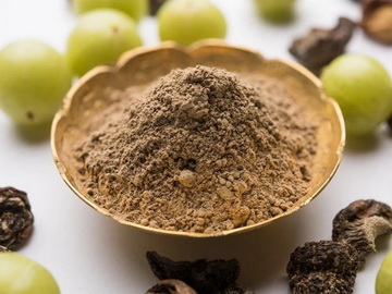 Powdered amalaki with berries and dried fruit